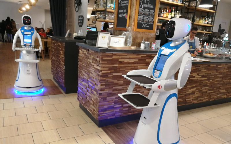 Budimpešta kavarna z roboti