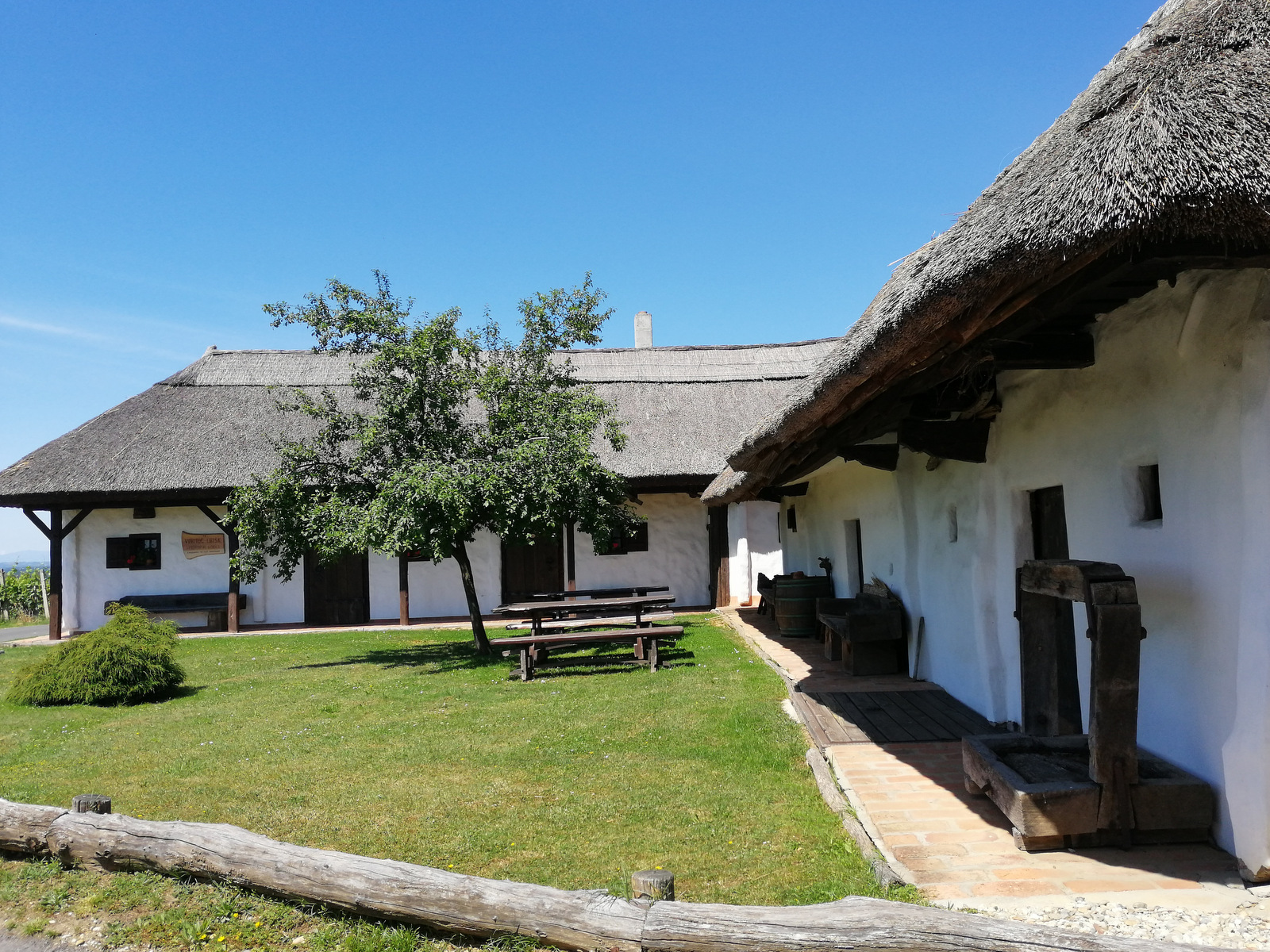 Stara cimprana hiša v Strehovcih