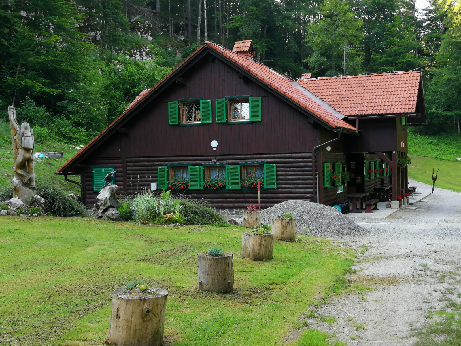 Mestni vrh nad Kočevjem, Koča pri Jelenovem studencu