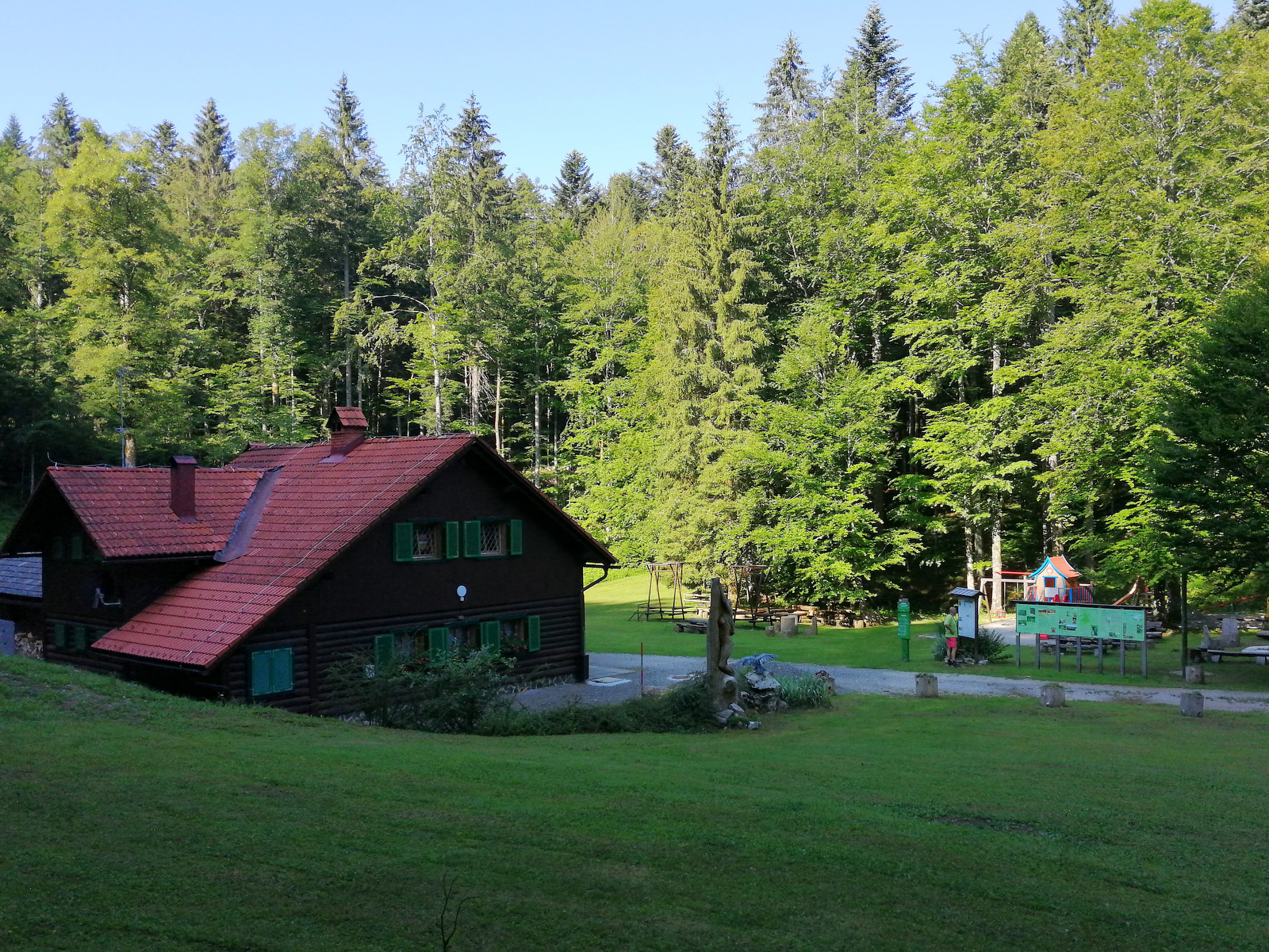 Mestni vrh nad Kočevjem, Koča pri Jelenovem studencu